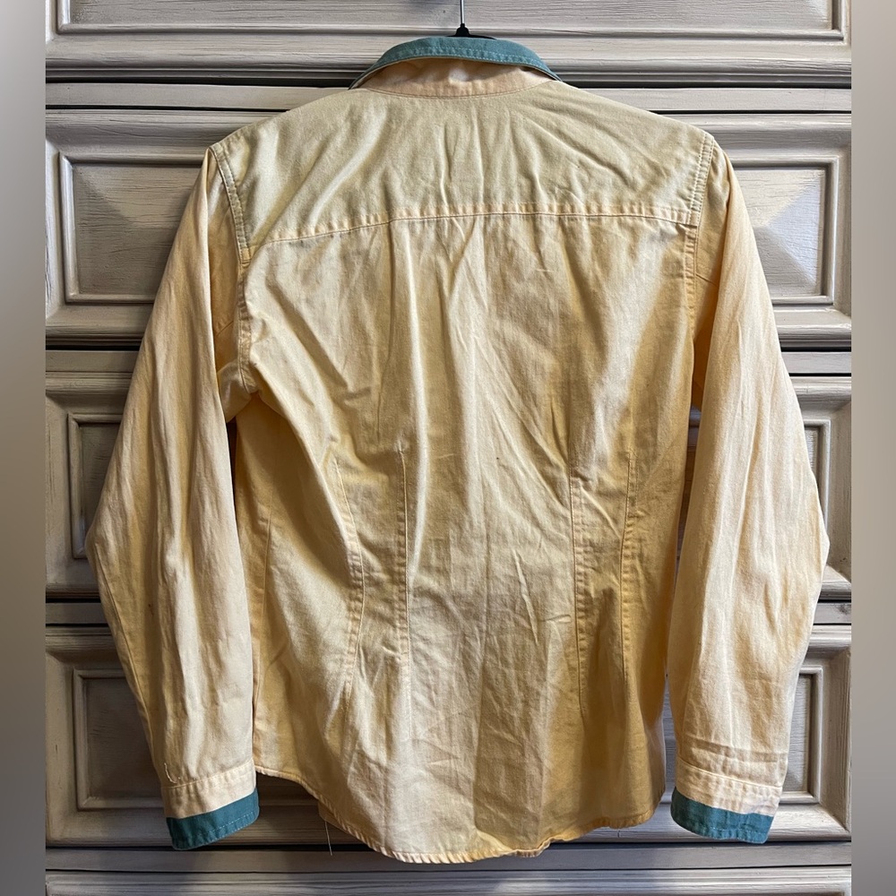 Vintage Levi’s Women's Cream Top with Teal Accents - Picture 3 of 9